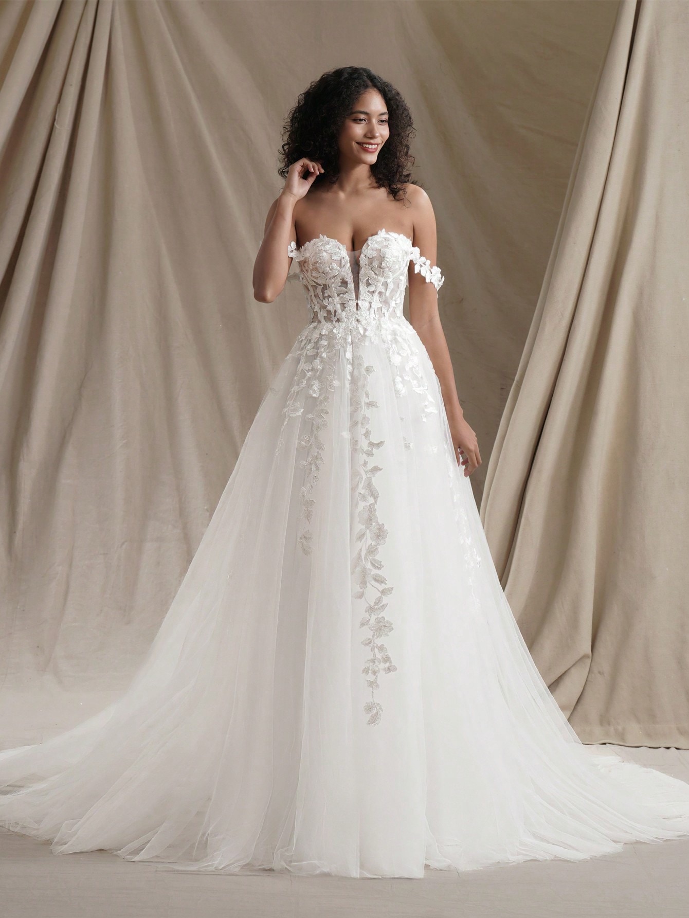 Robe de mariée romantique sans manches avec détails d'appliqués floraux, extrêmement — vue 6
