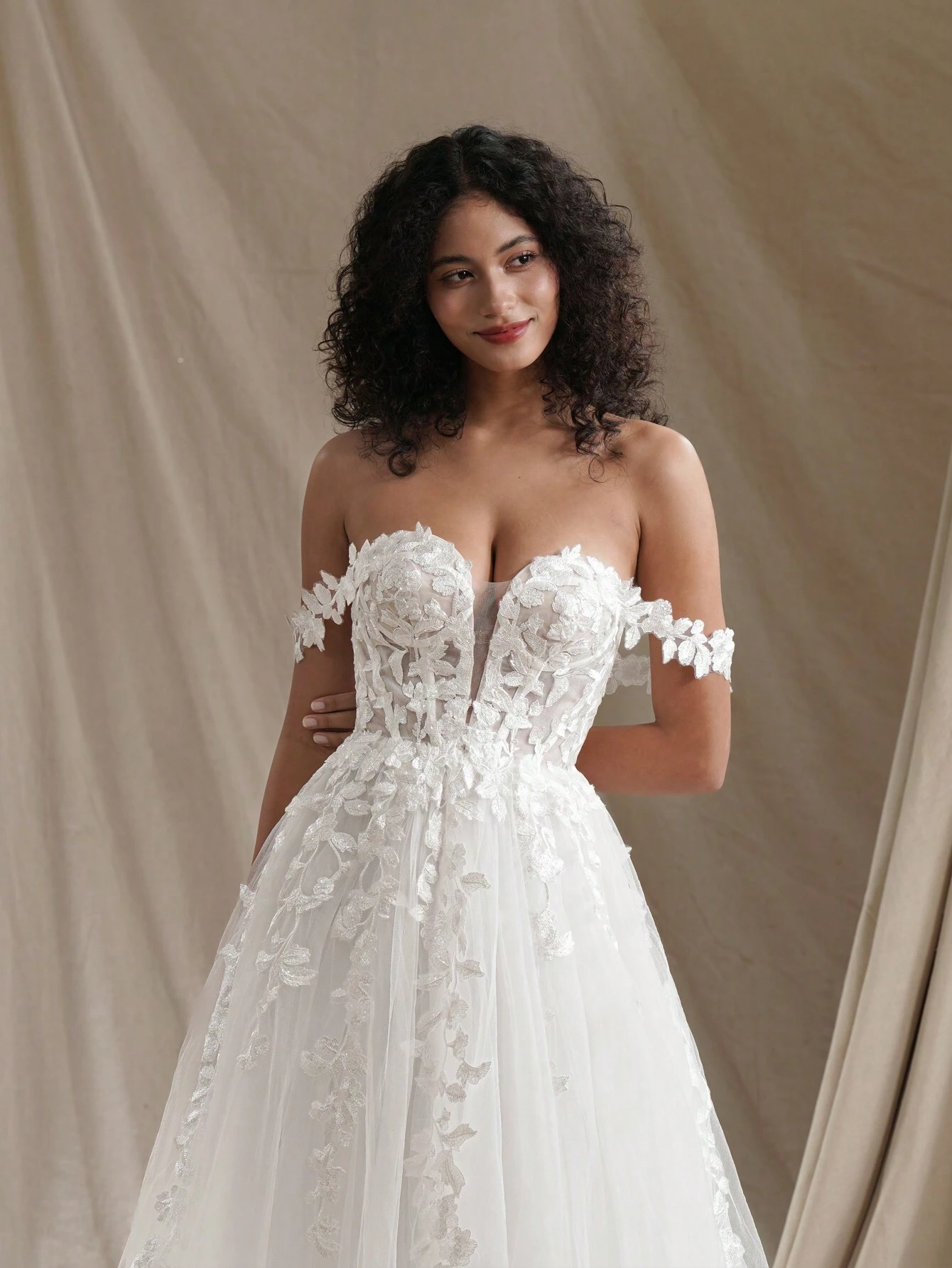 Robe de mariée romantique sans manches avec détails d'appliqués floraux, extrêmement — vue 4