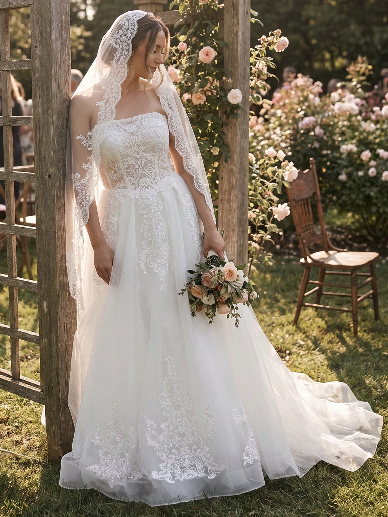 Elasola Robe de mariée blanche sans bretelles, jupe ample en dentelle lourde, paillettes — vue 4