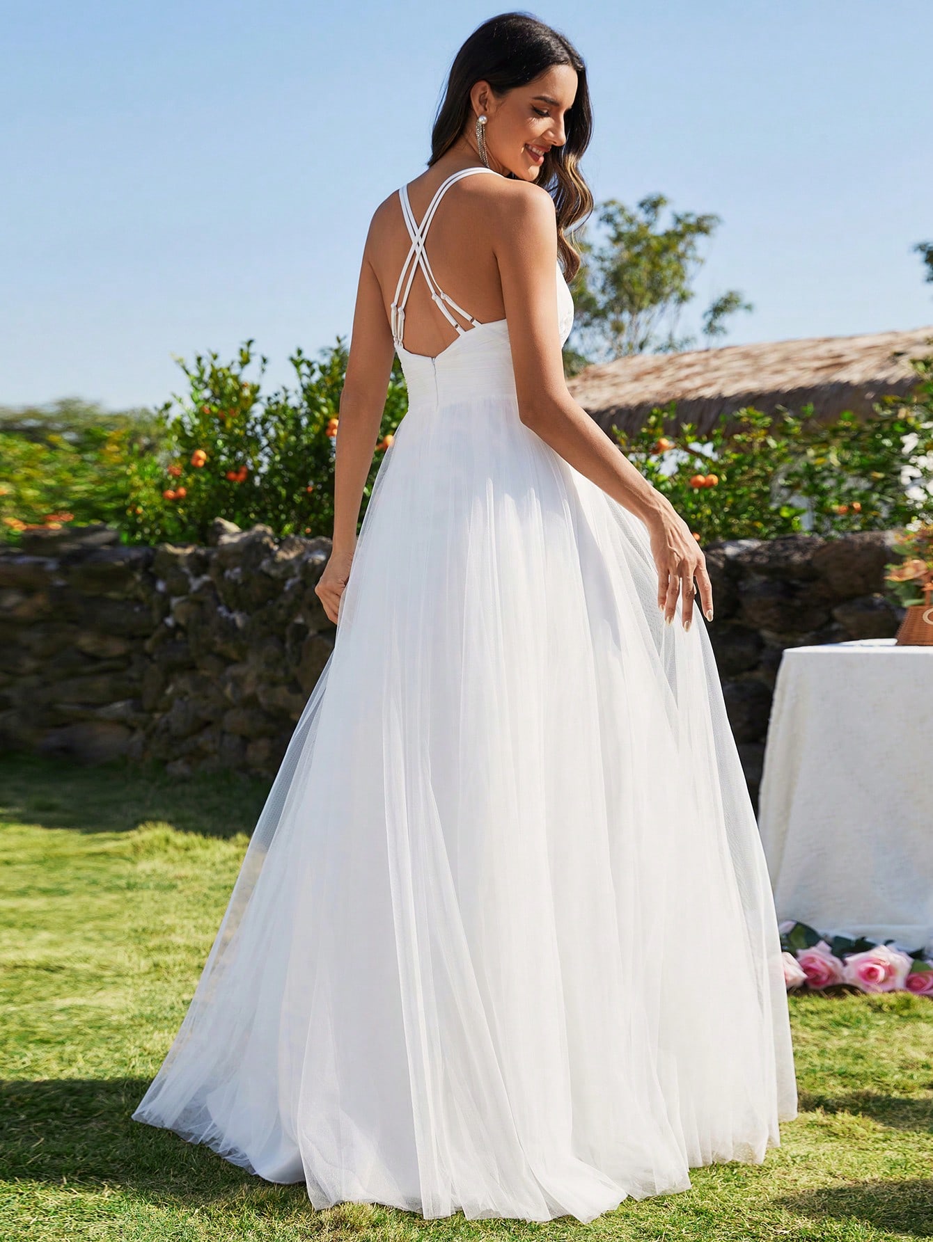 Robe de mariée sans manches avec application à la taille, dos croisé et sans dos, en — vue 2