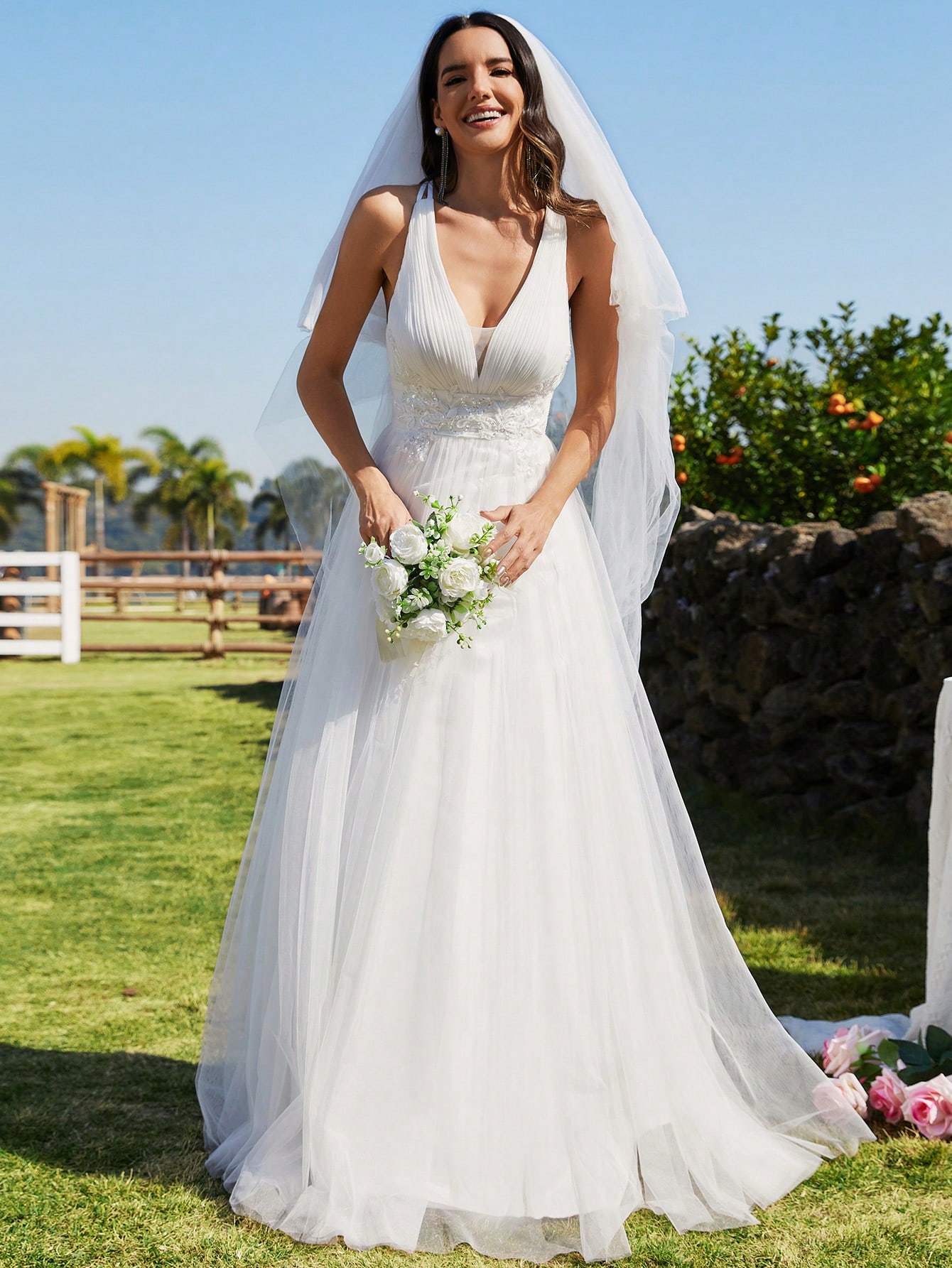 Robe de mariée sans manches avec application à la taille, dos croisé et sans dos, en — vue 3