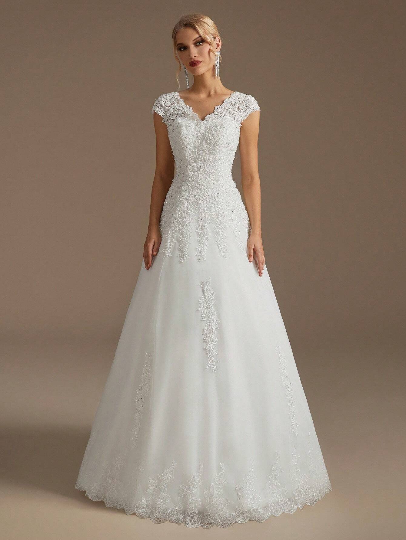 Robe de mariée élégante col en V ligne A avec appliques et perles faites à la main pour