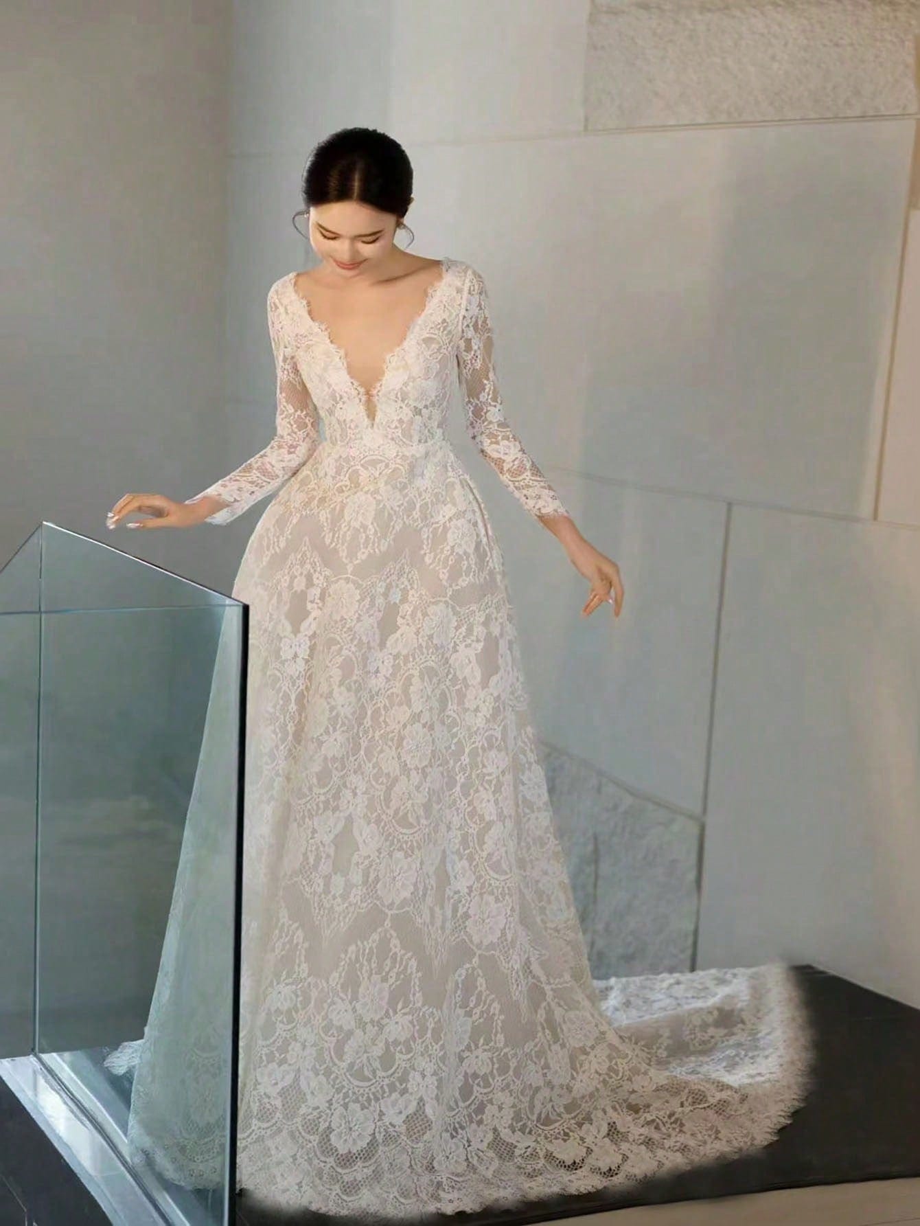 Elasola Robe de mariée élégante à col en V profond avec traîne en dentelle blanche, pour