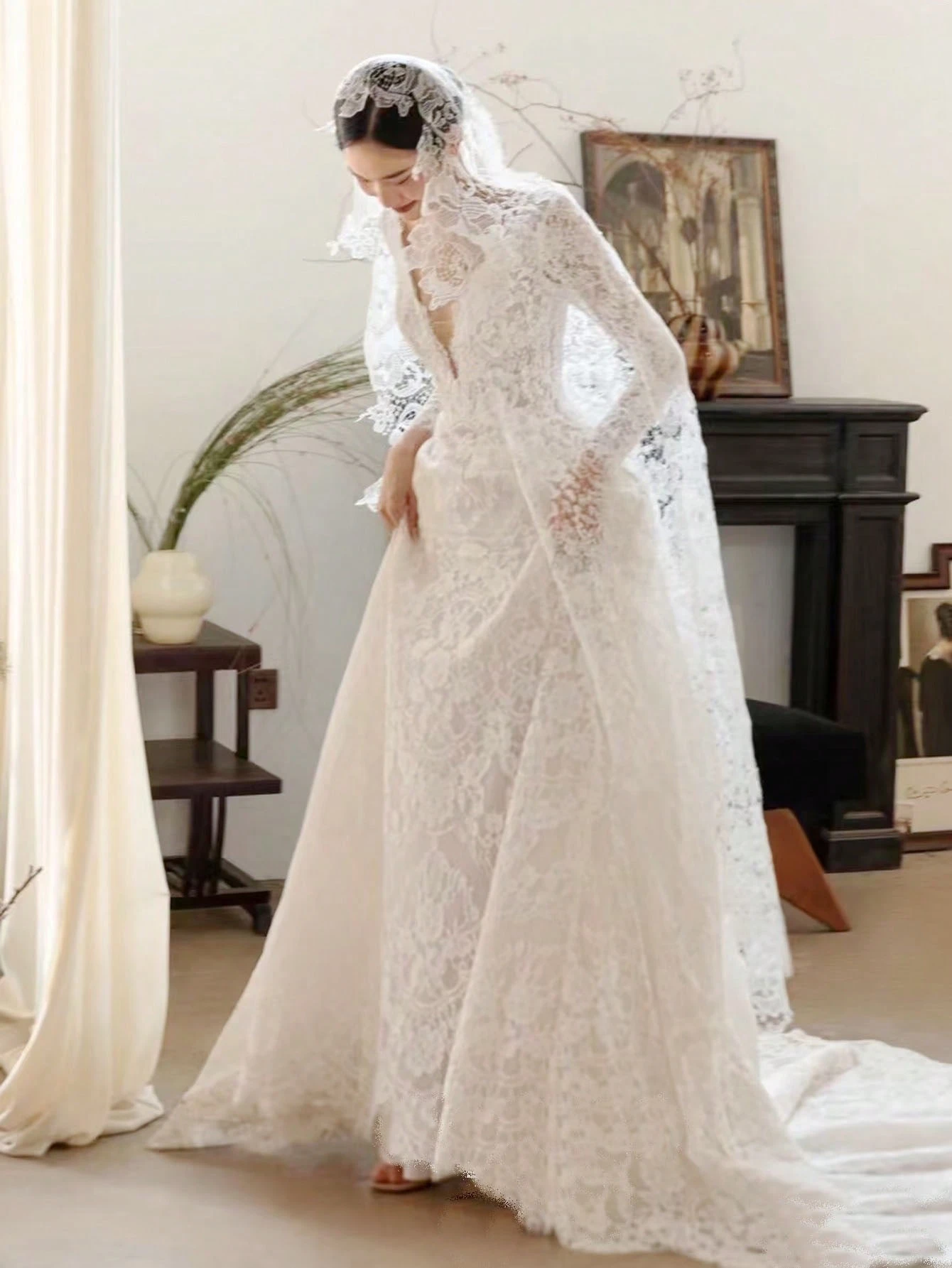 Elasola Robe de mariée élégante à col en V profond avec traîne en dentelle blanche, pour — vue 5