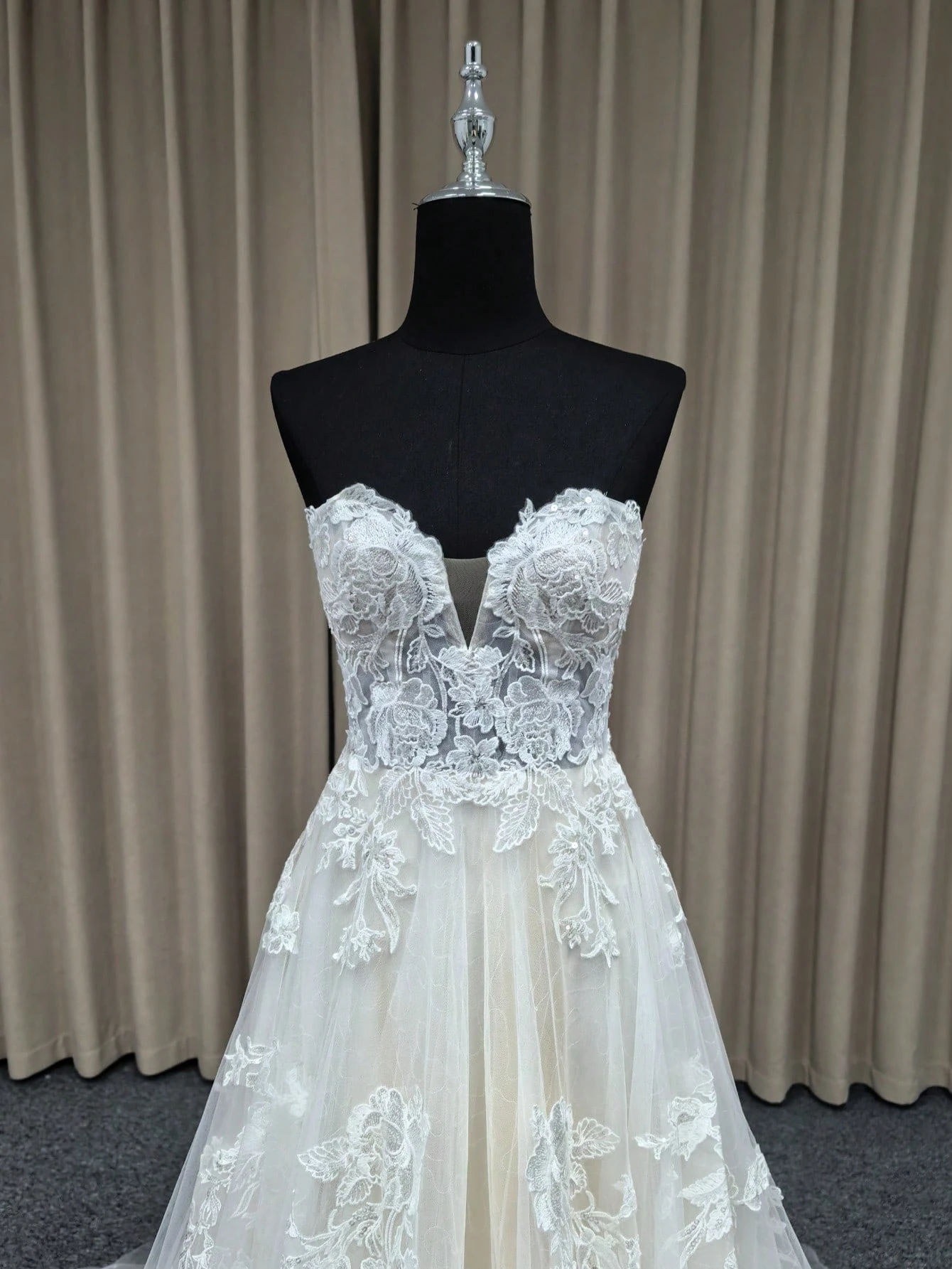 Nouvelle robe de mariée élégante pour femmes sans bretelles avec col en V profond, jupe — vue 6