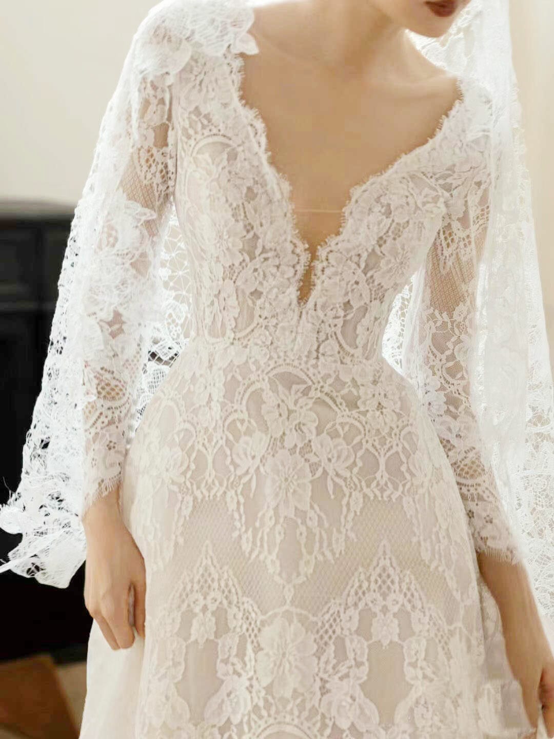 Elasola Robe de mariée élégante à col en V profond avec traîne en dentelle blanche, pour — vue 10