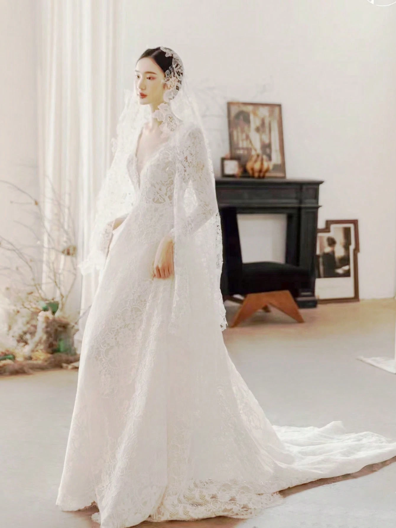 Elasola Robe de mariée élégante à col en V profond avec traîne en dentelle blanche, pour — vue 7