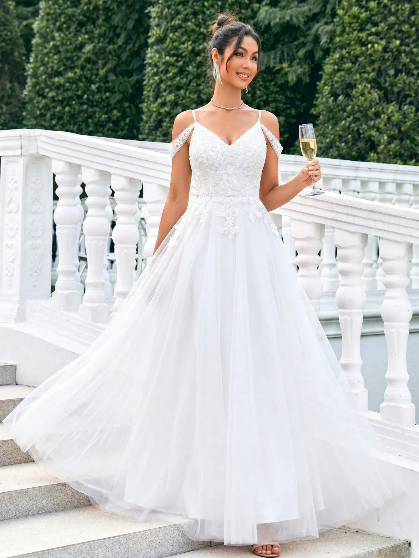 Robe de mariée blanche en tulle ligne A, manches épaules froides, dos lacé, dentelle — vue 6