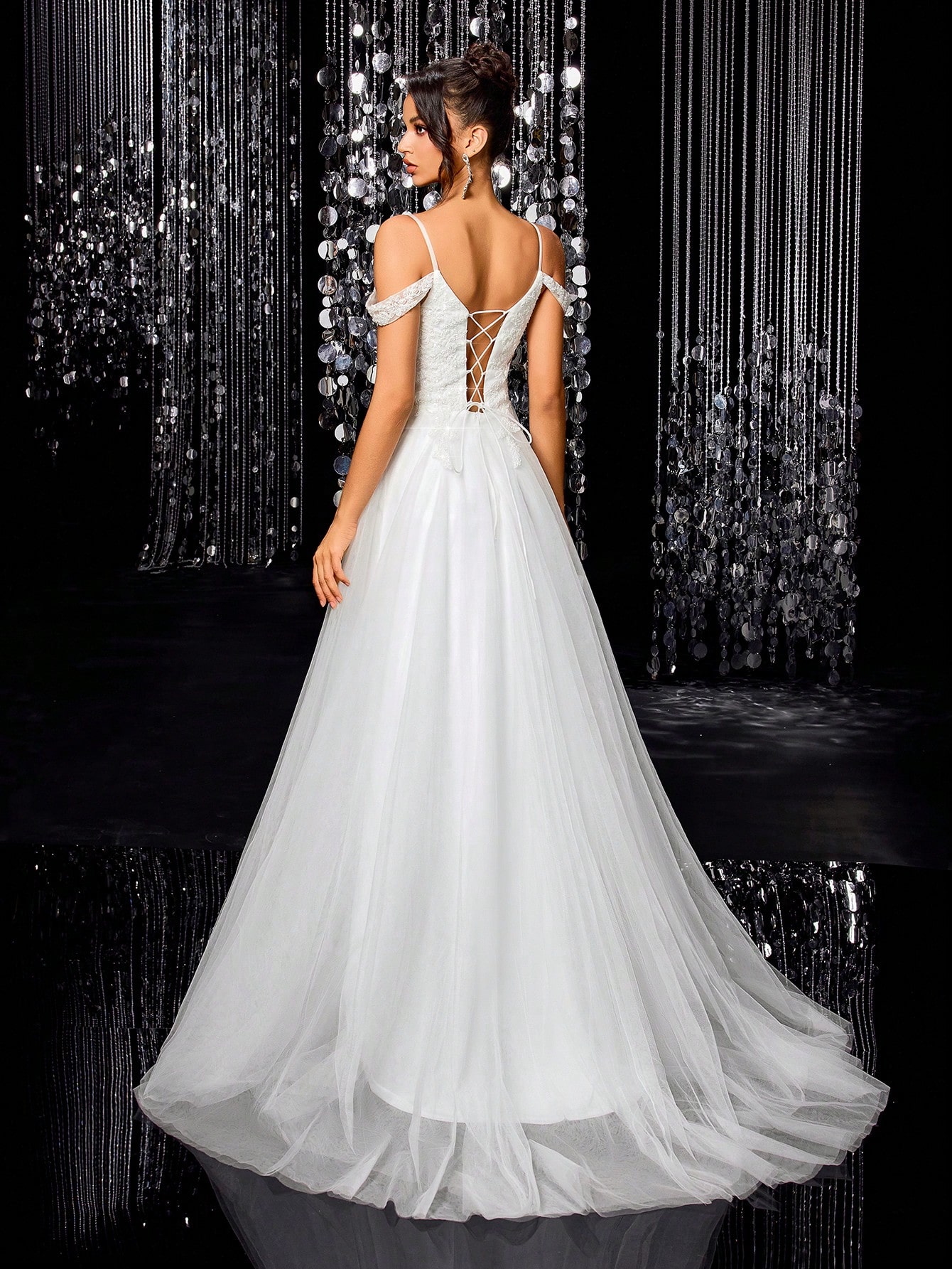 Robe de mariée blanche en tulle ligne A, manches épaules froides, dos lacé, dentelle — vue 5