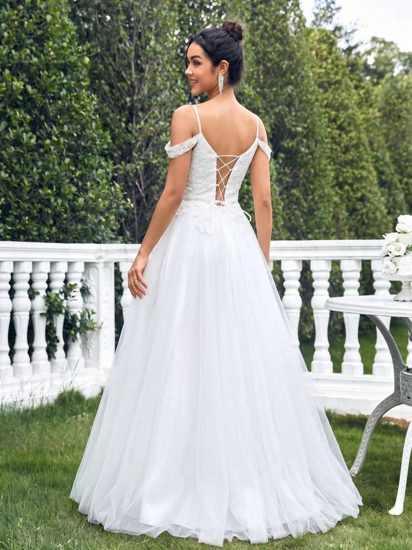 Robe de mariée blanche en tulle ligne A, manches épaules froides, dos lacé, dentelle — vue 4