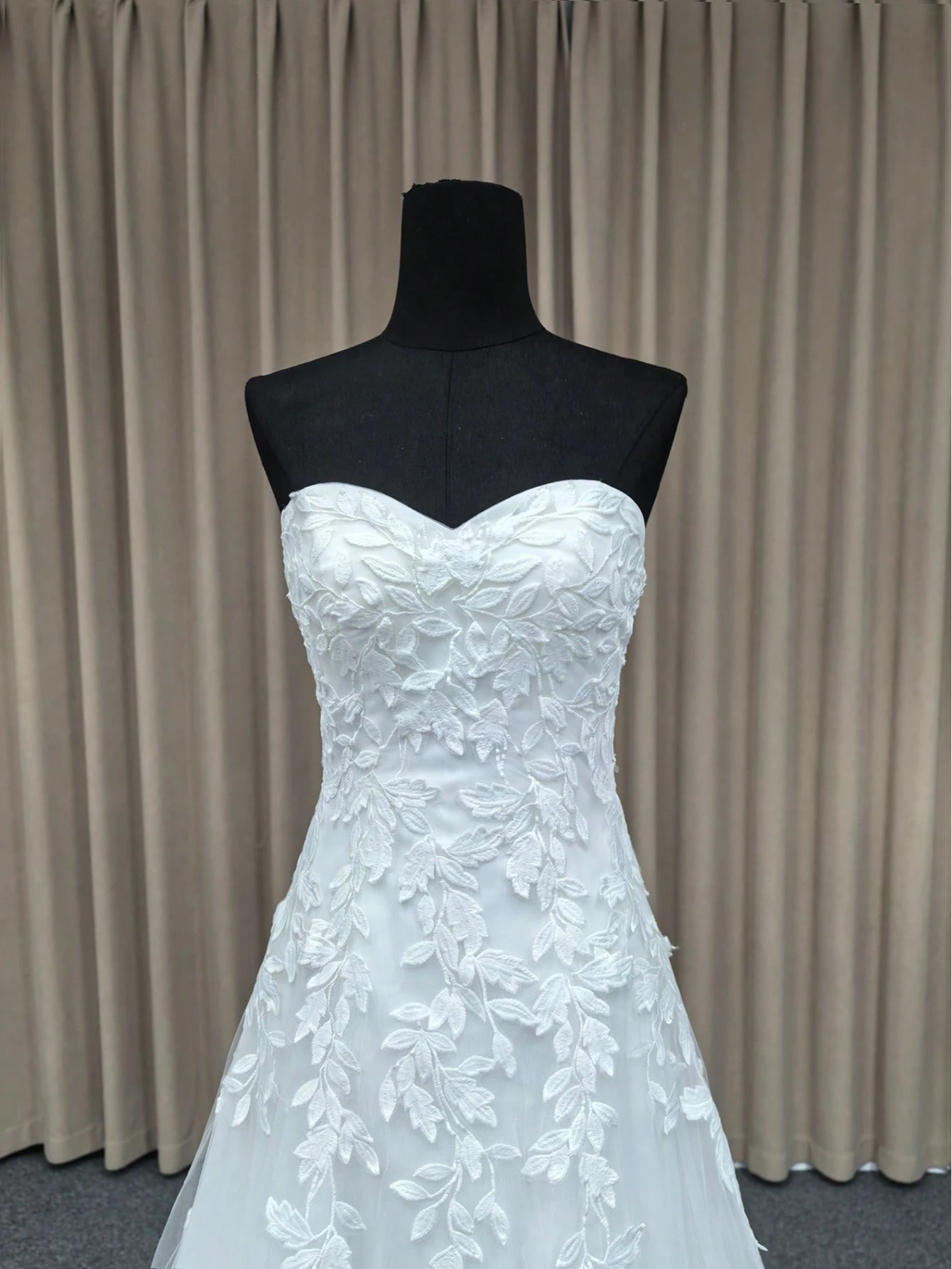 Robe de mariée longue élégante d'été avec encolure en forme de cœur sans bretelles, — vue 6