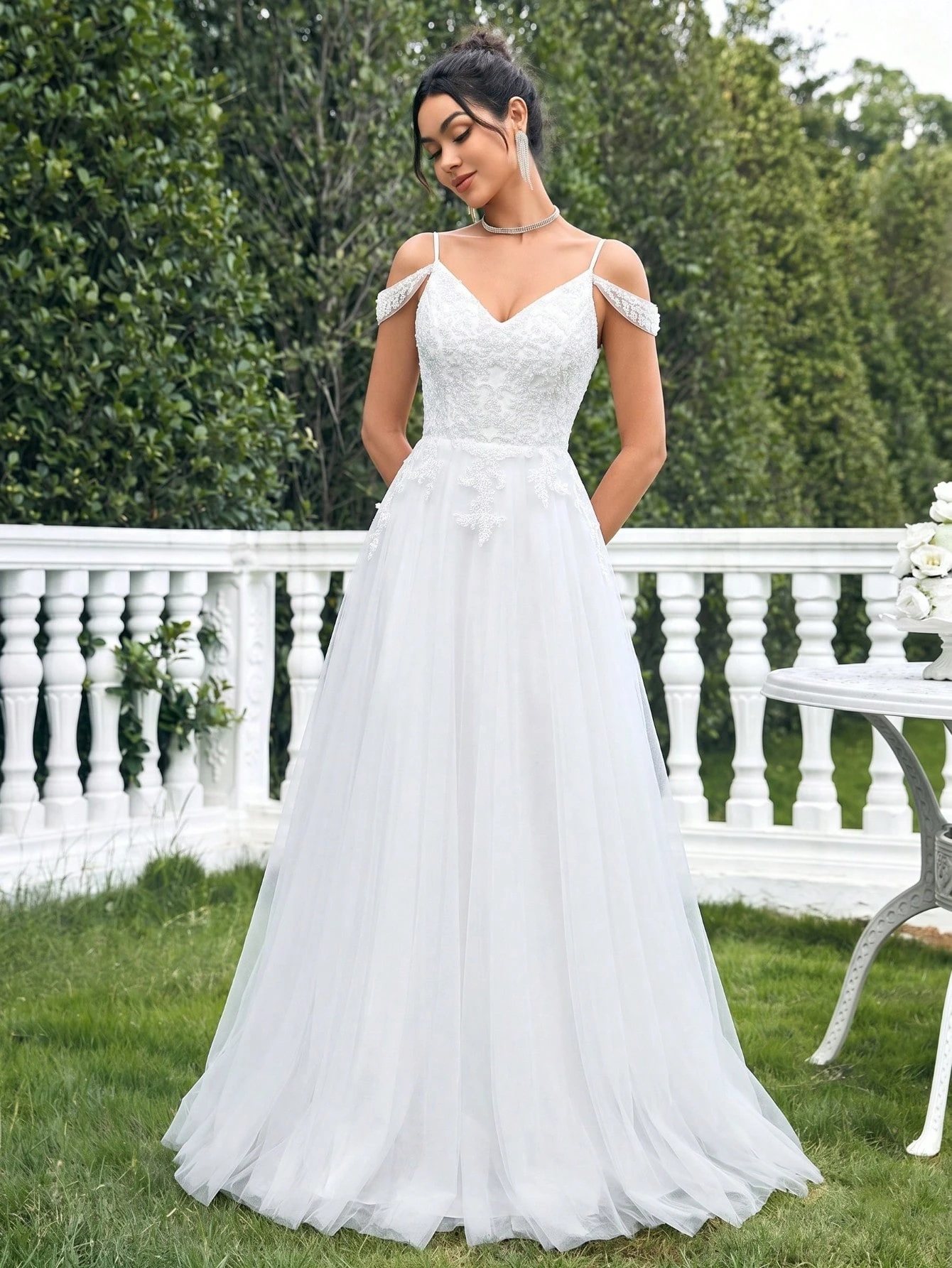 Robe de mariée blanche en tulle ligne A, manches épaules froides, dos lacé, dentelle — vue 3