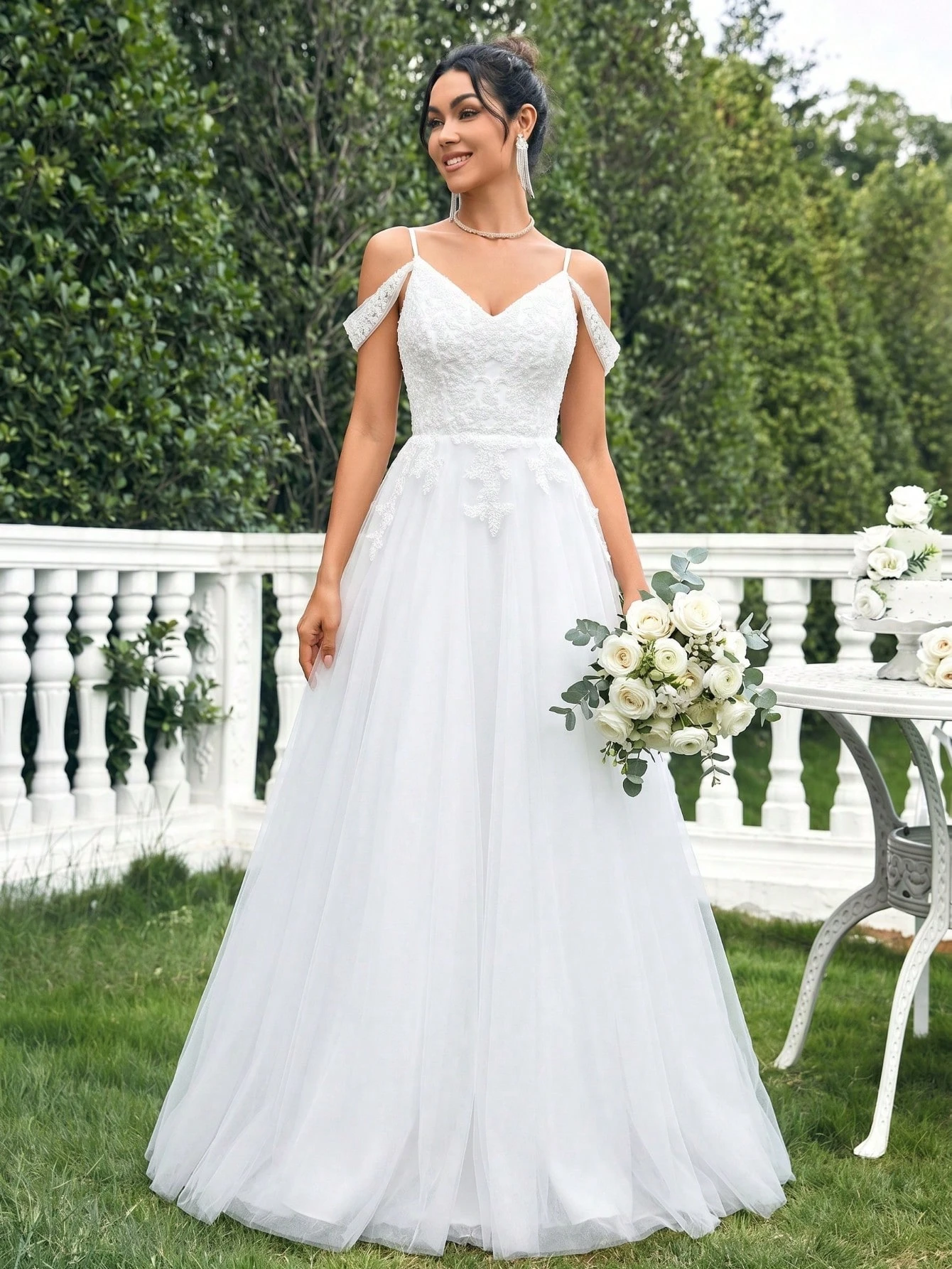 Robe de mariée blanche en tulle ligne A, manches épaules froides, dos lacé, dentelle — vue 10