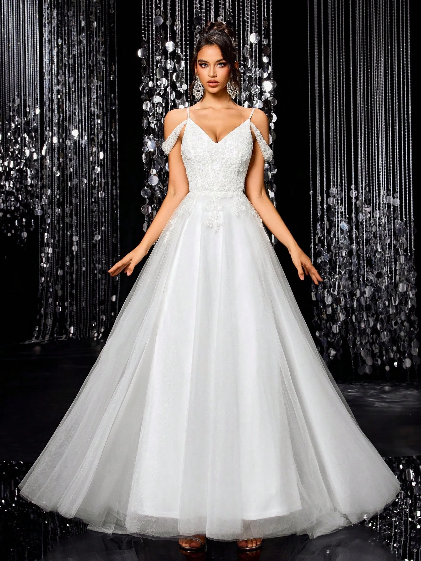 Robe de mariée blanche en tulle ligne A, manches épaules froides, dos lacé, dentelle — vue 7