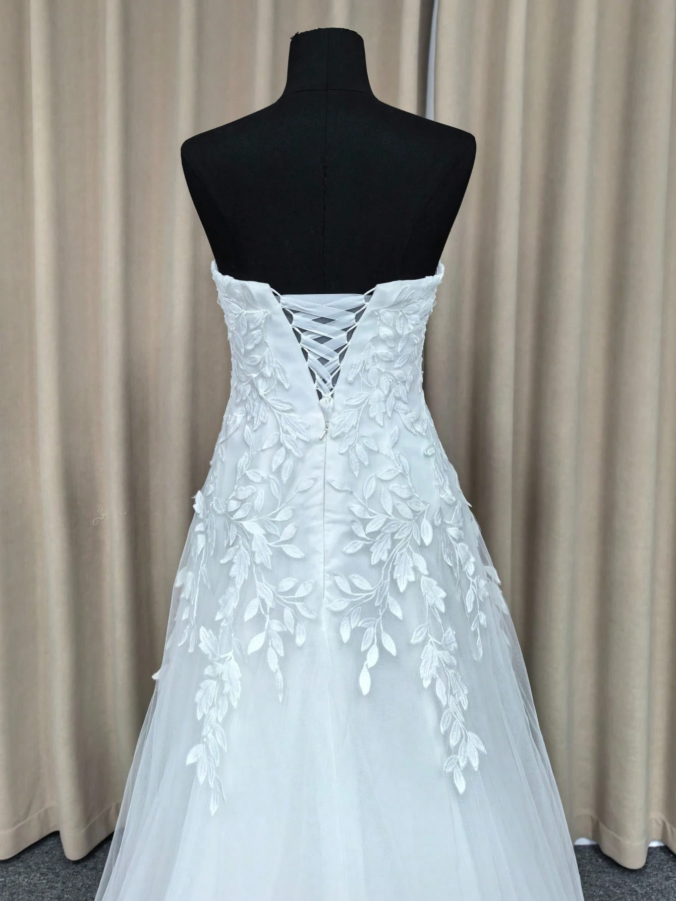 Robe de mariée longue élégante d'été avec encolure en forme de cœur sans bretelles, — vue 7