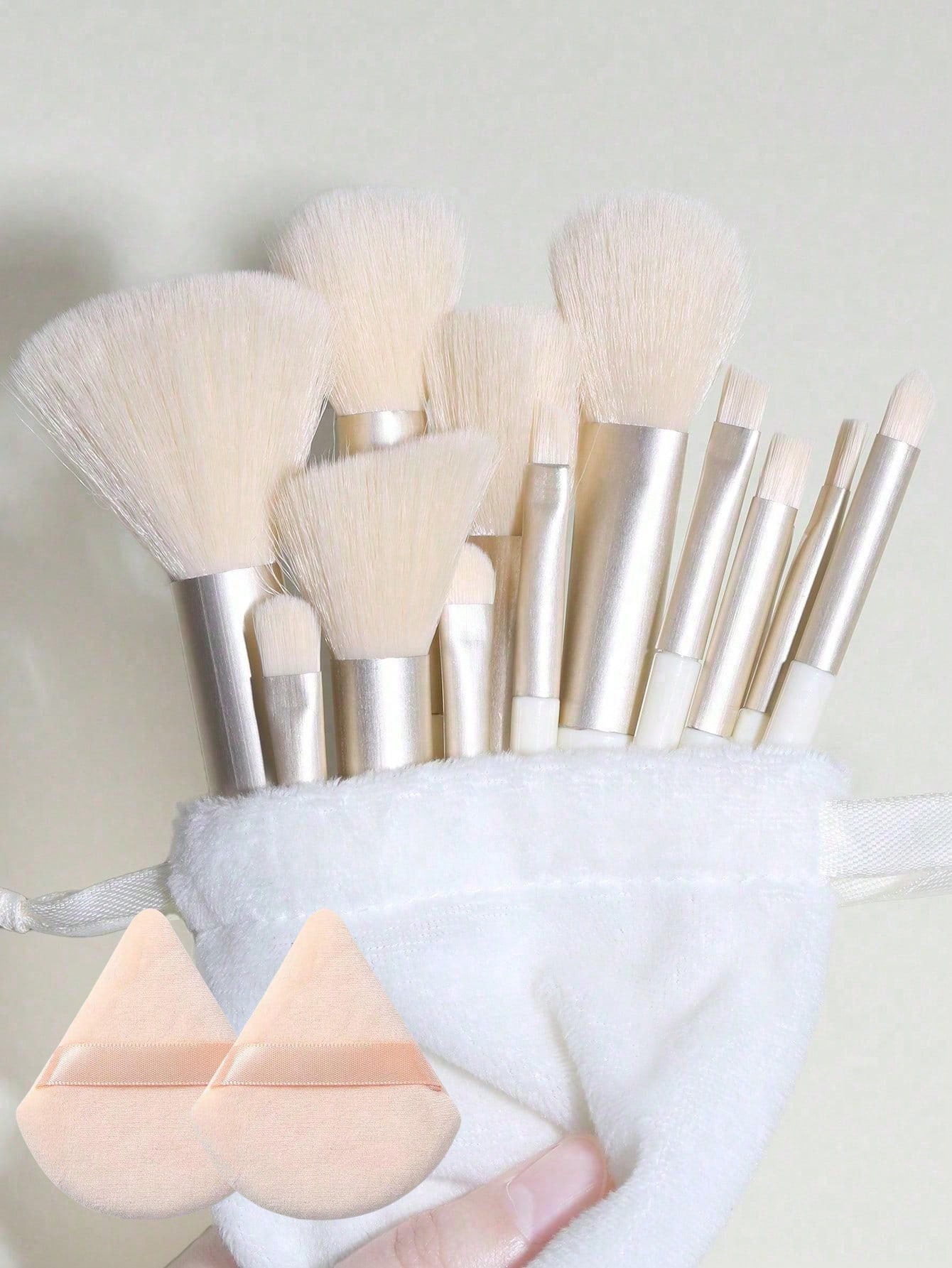 Ensemble de 15 pinceaux de maquillage, comprenant 2 tampons de poudre triangulaires — vue 2