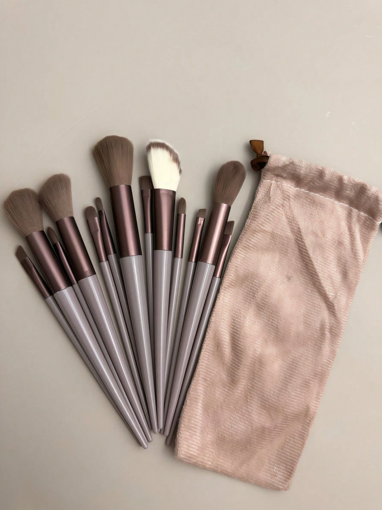 Ensemble de pinceaux de maquillage: comprend 13 pinceaux de maquillage, 1 éponge de — vue 3