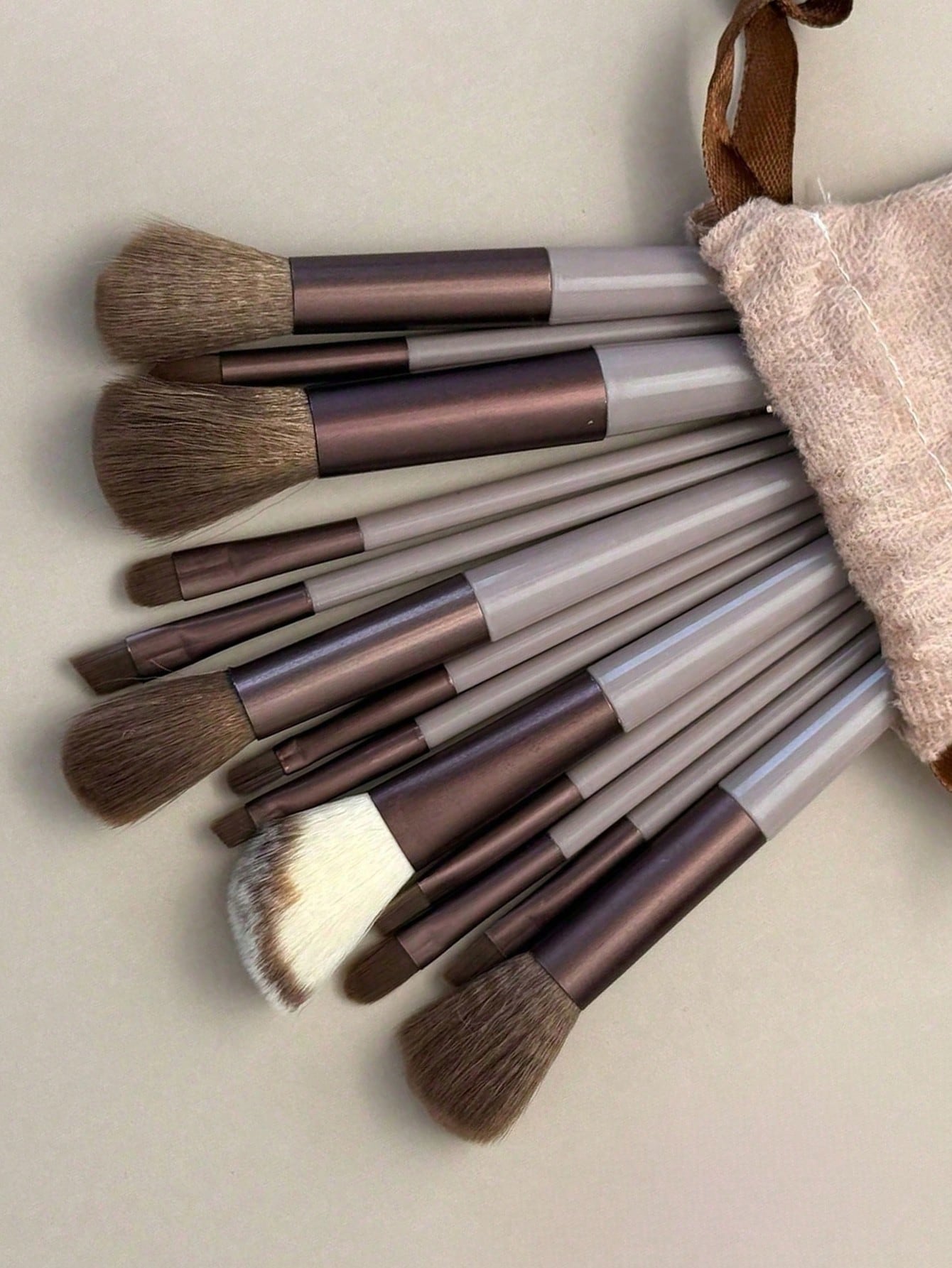 Ensemble de pinceaux de maquillage: comprend 13 pinceaux de maquillage, 1 éponge de — vue 2