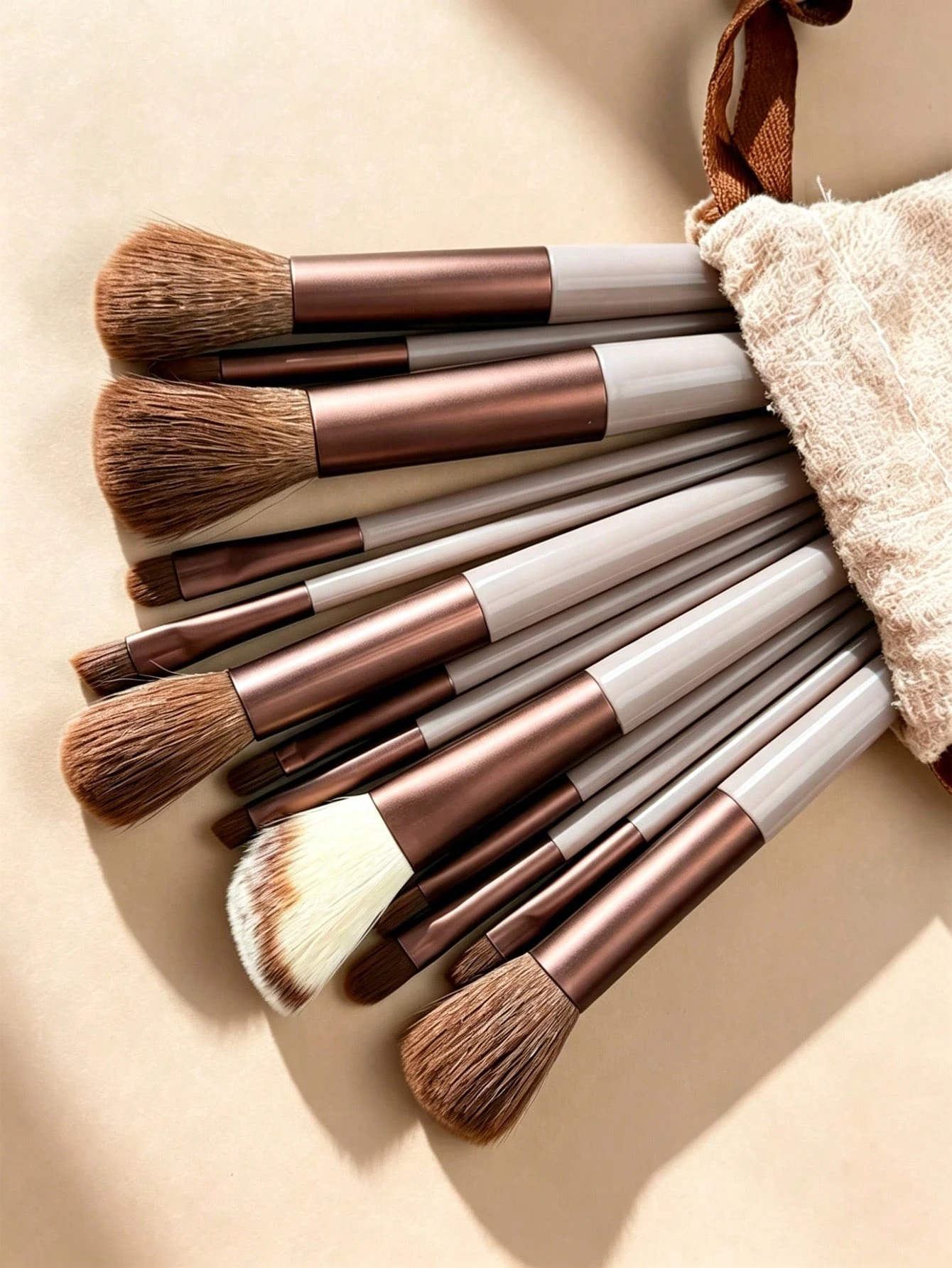 Ensemble de 16 pièces de pinceaux de maquillage comprenant 13 pinceaux de maquillage, 1 — vue 10