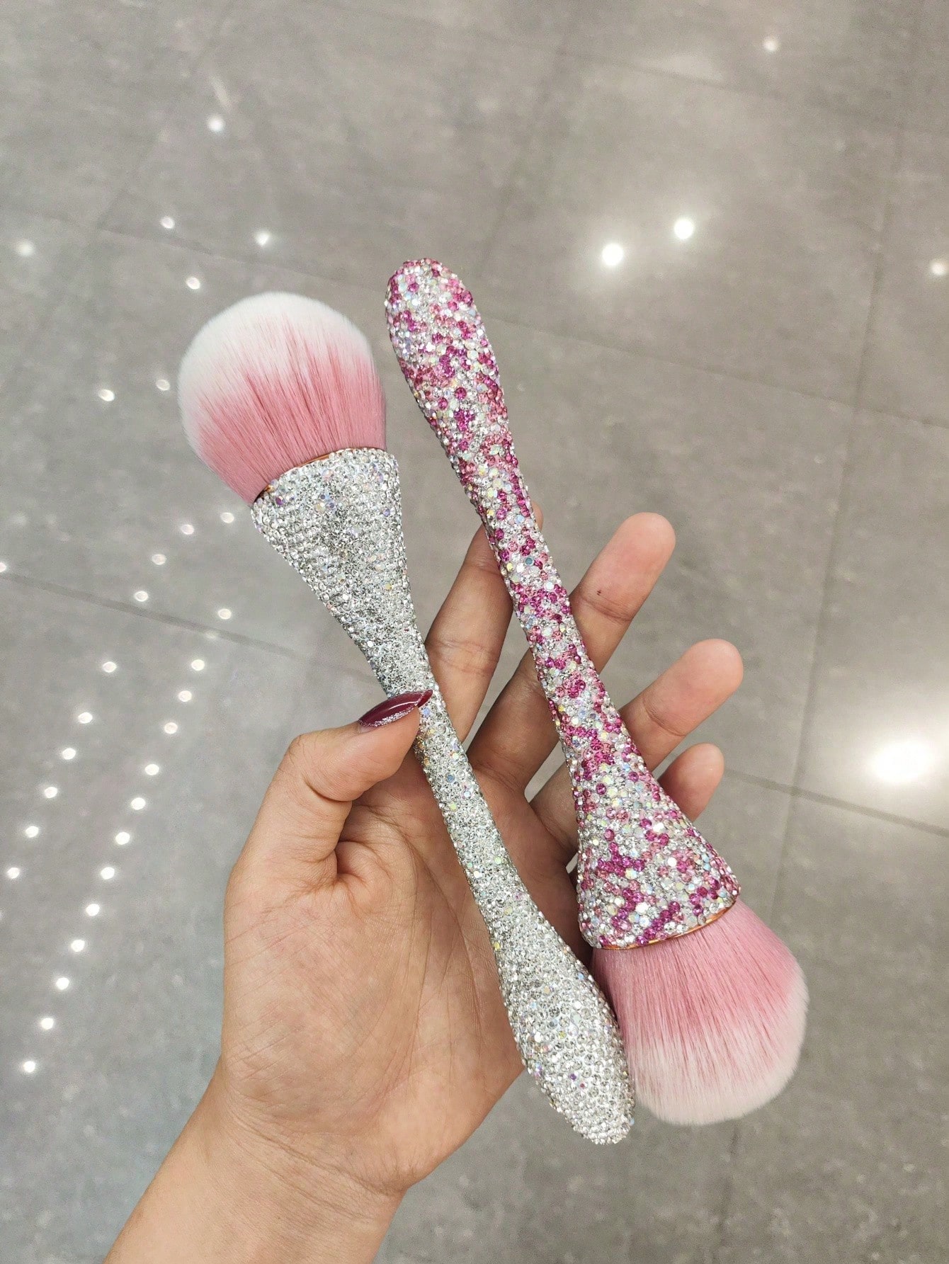 Ensemble de pinceaux de maquillage luxueux et orné de strass, comprenant 1 pièce grand — vue 5